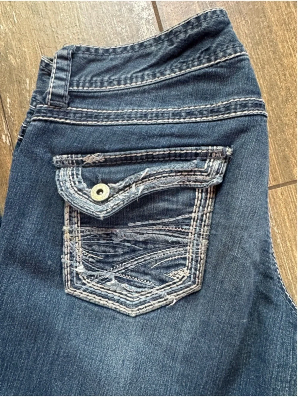 Maurices Distressed Blue Back Flap Pocket Stretch Jeans size 7/8 short